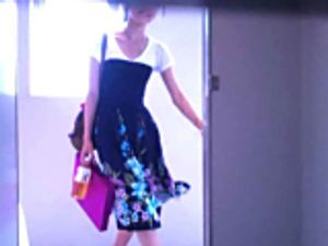 パンチラお着替 女子のお化粧タイム プリっとしたお尻